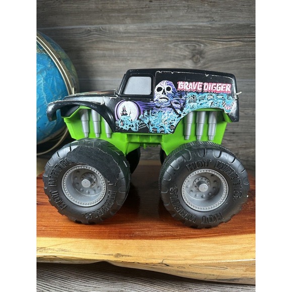 Hot Wheels Grave Digger Bad to the Bone 2002 Mattel Large Toy Monster Truck - Picture 3 of 10